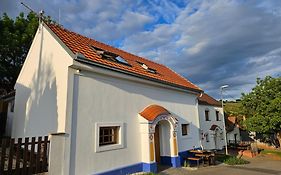 Pod vinohradem - apartmány&vinné sklepy